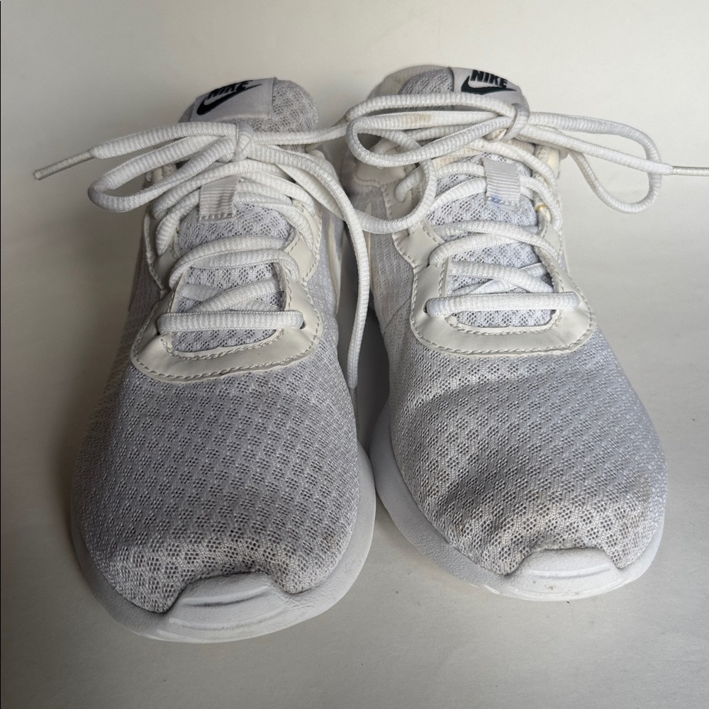 NIKE Tanjun White Running Athletic Sneakers Shoes 8 GUC $75 - Picture 3 of 11